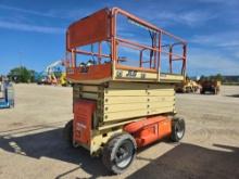 JLG M4069LE SCISSOR LIFT SN:200209319 electric powered, equipped with 40ft. Platform height, slide