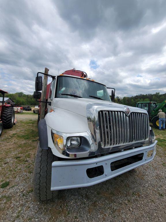 2006 INTERNATIONAL 7400 CRANE TRUCK, DT466, EATON FULLER 8LL, 26’ STEEL FLA