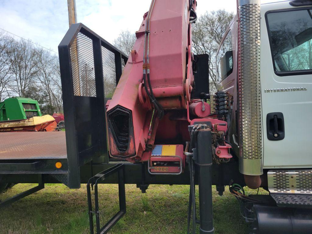 2006 INTERNATIONAL 7400 CRANE TRUCK, DT466, EATON FULLER 8LL, 26’ STEEL FLA