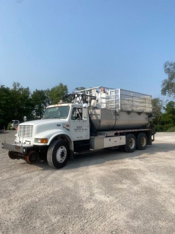 1999 INTERNATIONAL HI RAIL SPRAY TRUCK,  DT466 DIESEL, 10 SPEED, DMF RAIL G