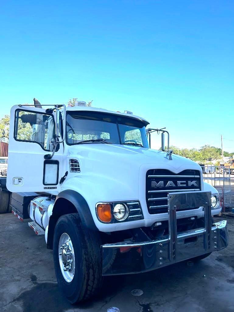 2006 MACK CV713 GRANITE ROLL OFF TRUCK, DIESEL, GVWR RECENTLY REPLACED TRANSMISSION / AC SYSTEM &...