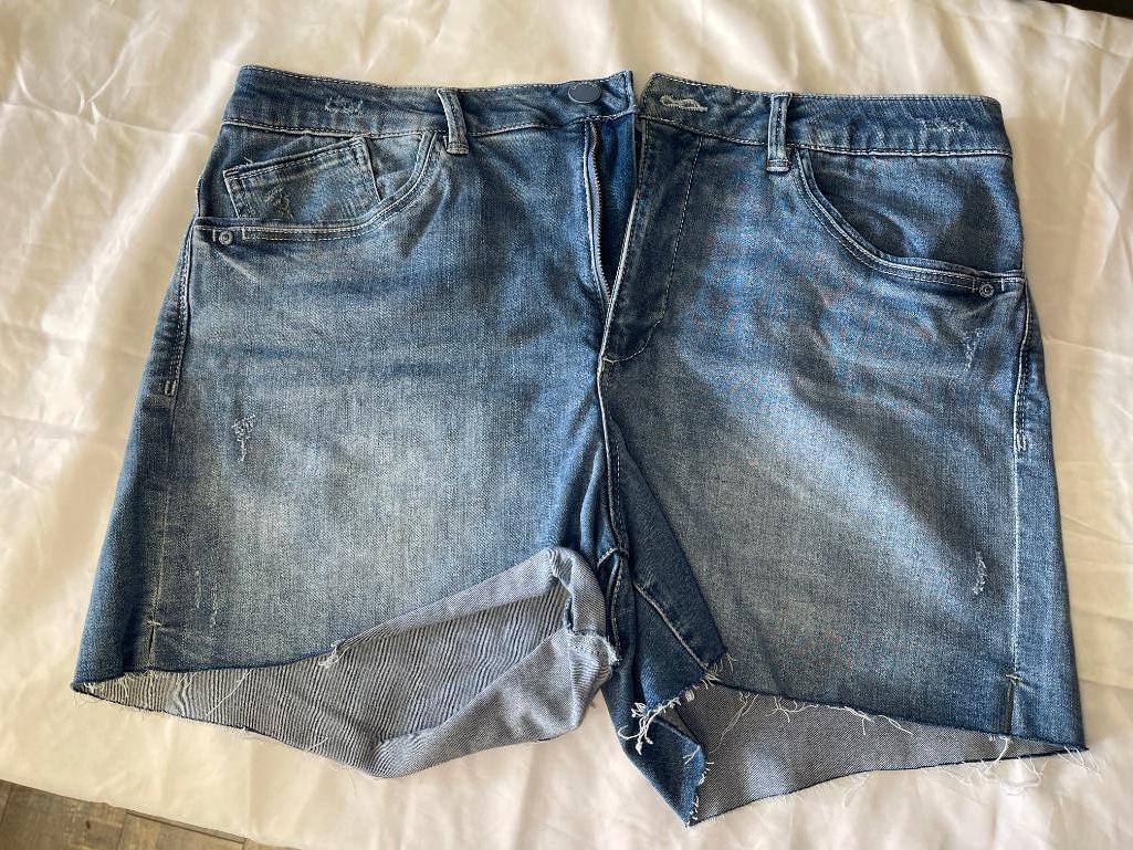 Five Pair of Ladies Shorts Size L, XXL and 16
