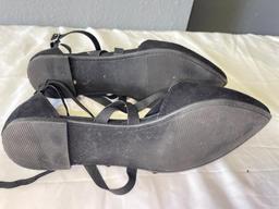 Pair of Ladies Black Flat Dress Shoes Believed to be Size 10 (Unmarked)