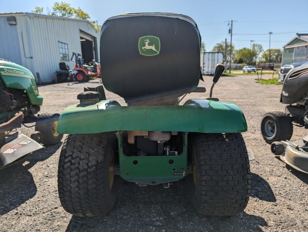 John Deere LX266 Lawn Tractor