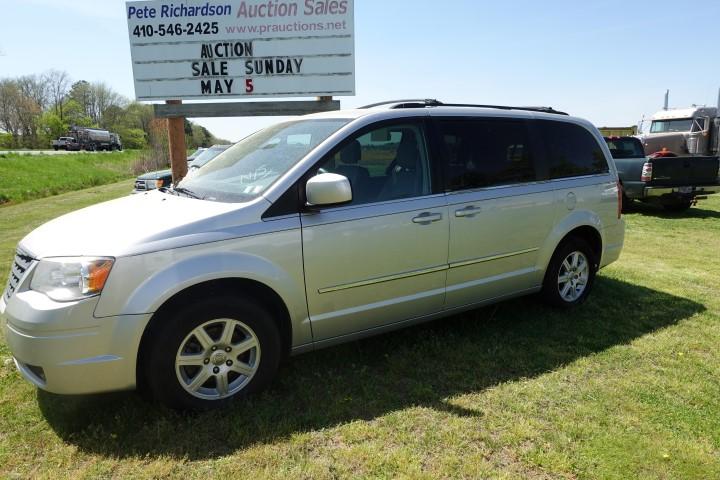 #403 2010 CHRYSLER TOWN AND COUNTRY 187578 MILES AM FM CD PLAYER POWER DOOR
