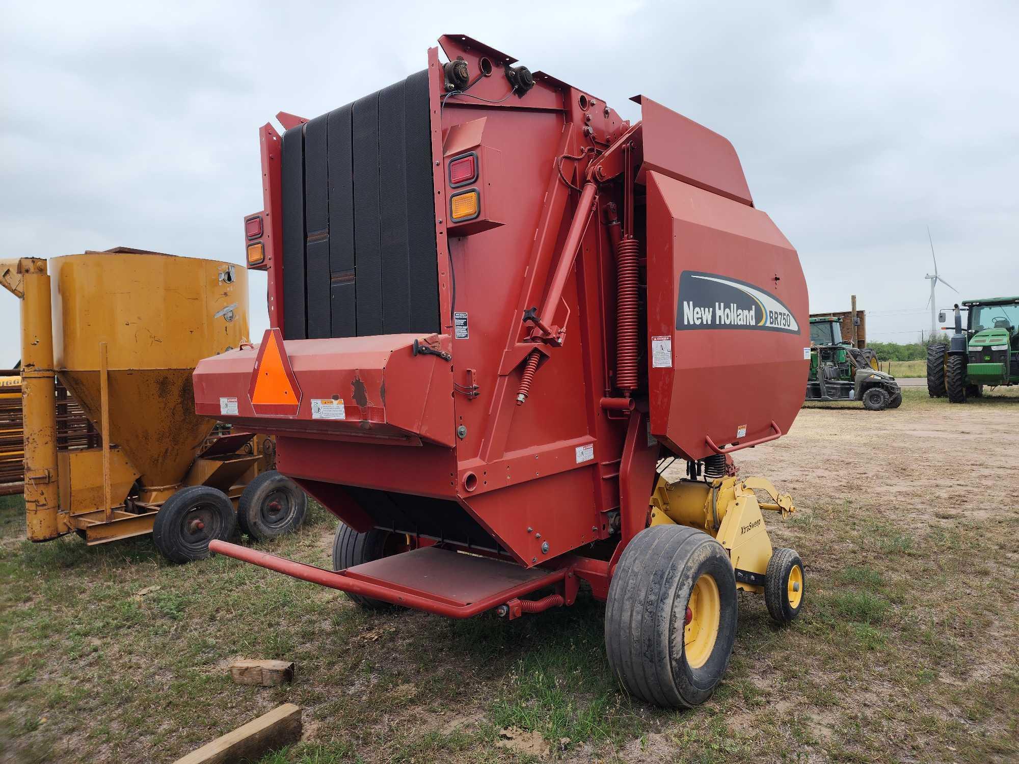 New Holland BR750 XtraSweep Round Baler