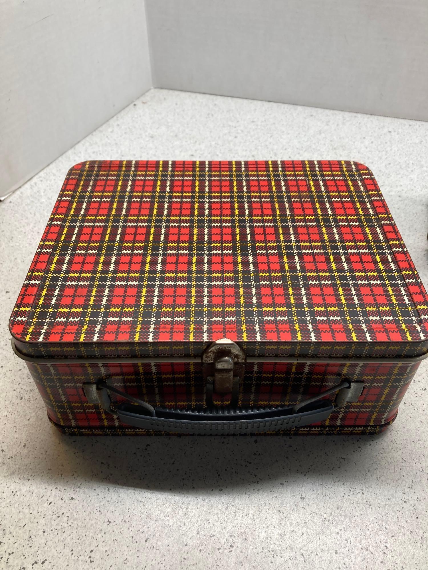 5 vintage lunchboxes