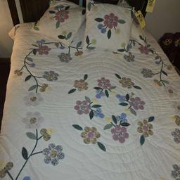 Beautiful Vintage Bed Quilt & Pillows