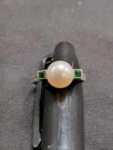Art deco 10K white gold,pearl, green stone ring, 2.2g