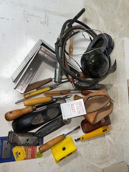 razor blades picks and specific tools