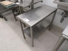 15X32 STAINLESS STEEL TABLE
