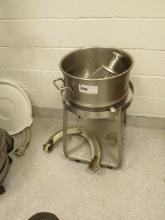 HOBART S/STEEL 40QT BOWL WITH DOLLY, WHIP 80TO40 REDUCER RING
