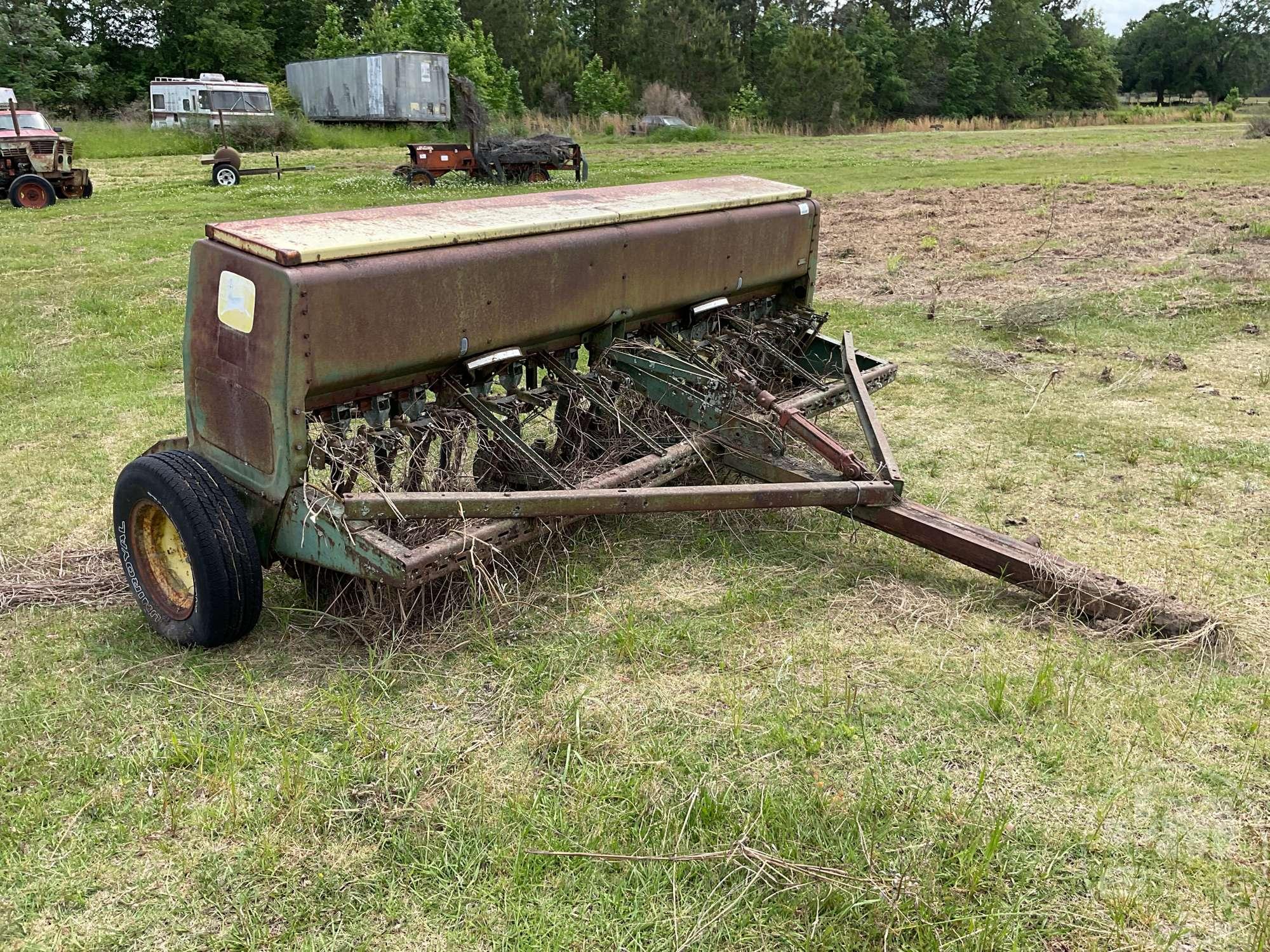 JOHN DEERE 8200 GRAIN DRILL SN: 008245N