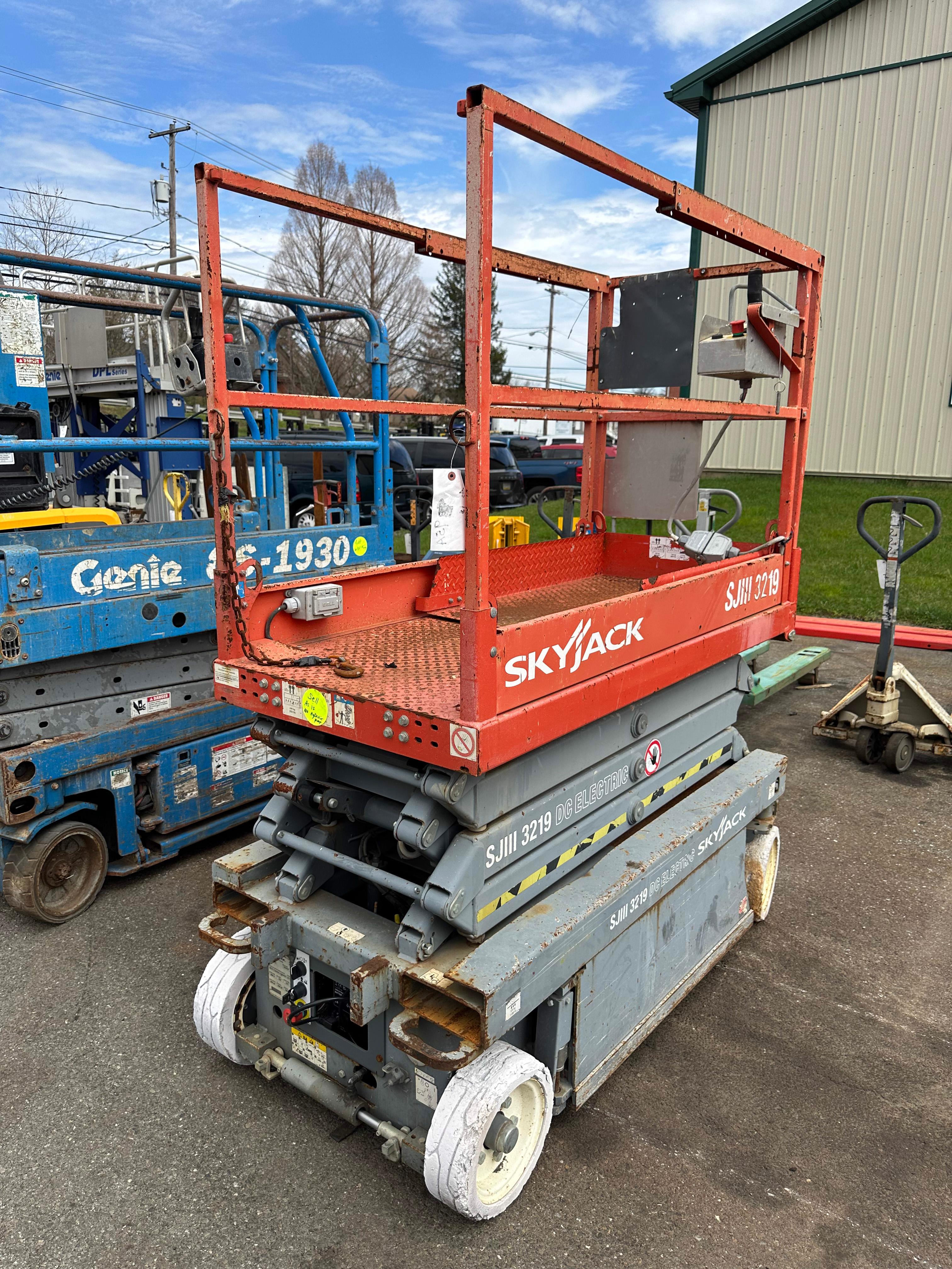 Skyjack19' Scissor Lift, 24V