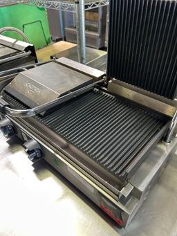 Vollrath 19 in. Split Top Grooved Panini Grill