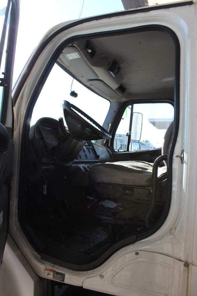 2014 Freightliner M2106 Truck