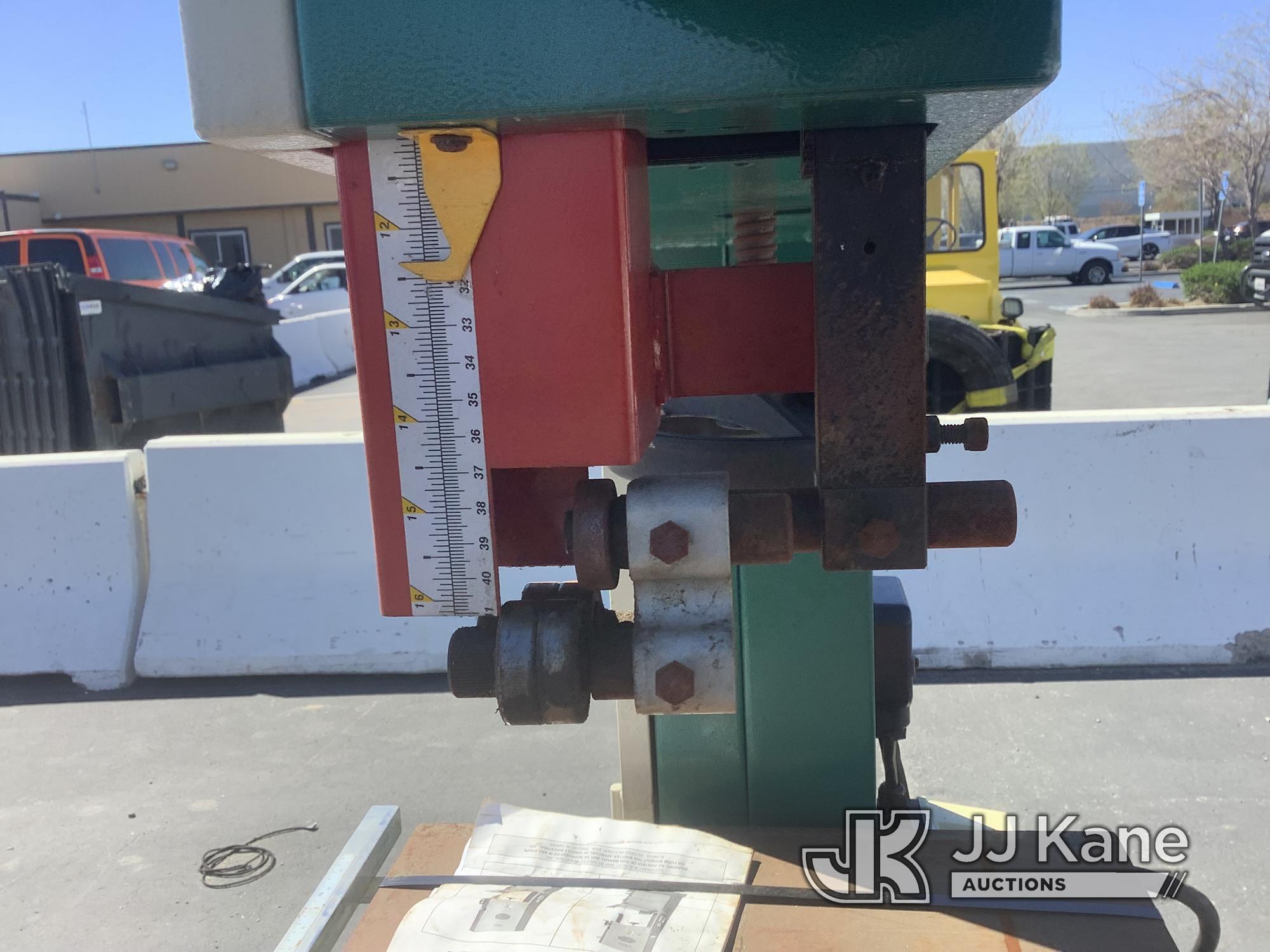 (Jurupa Valley, CA) 1 Grizzly Heavy Duty Bandsaw (Saw) NOTE: This unit is being sold AS IS/WHERE IS