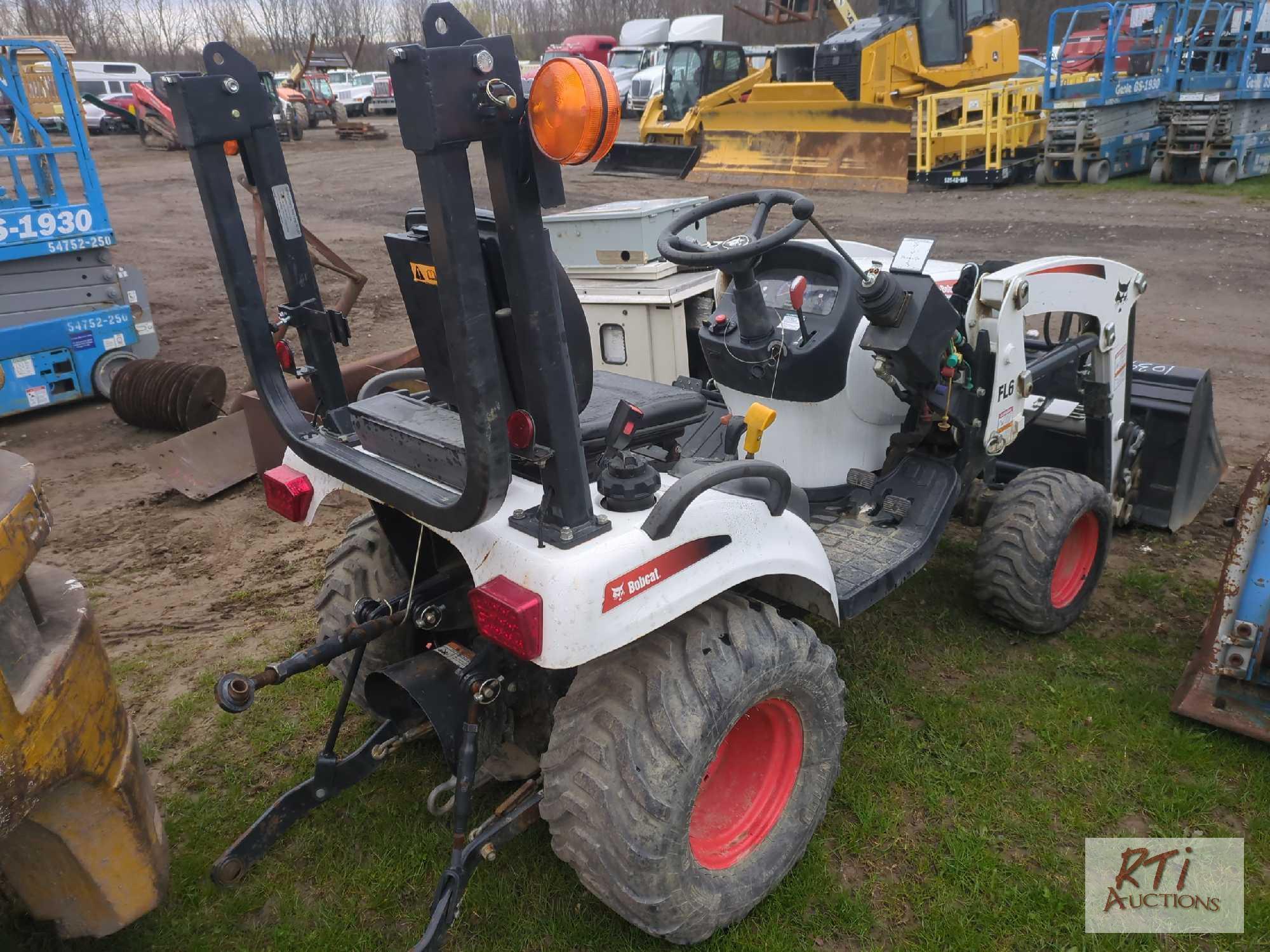 Bobcat CT1025 compact tractor, loader, bucket, 3pt hitch, draw bar, PTO, HST, 4WD, 462 hrs