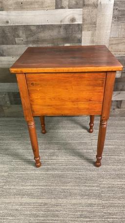 1900s WOOD TRADITIONAL END TABLE