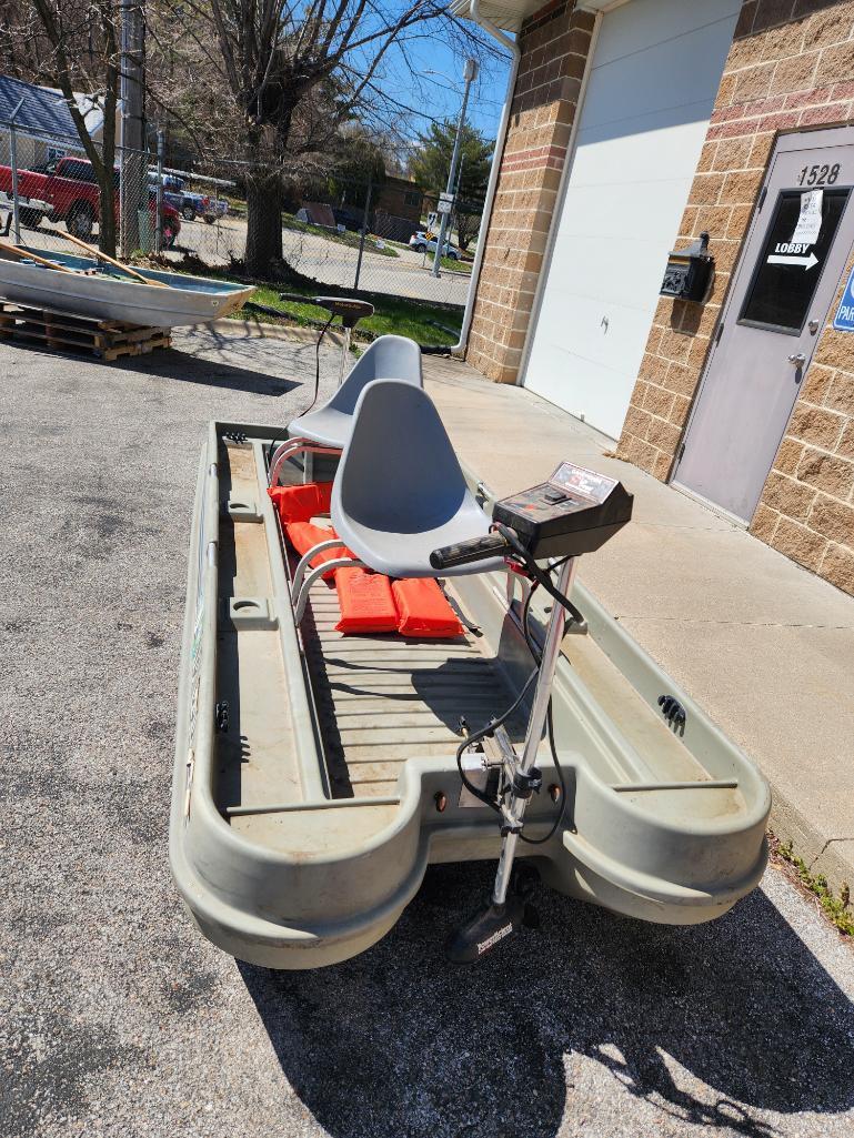 American Fiber-Lite II Sportsman II Fishing Boat w/ 2 Seats, Trolling Motor, Oars, Jackets