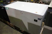 NEW KELVINATOR KCCF140WH 52IN. SELF CONTAINED CHEST FREEZER